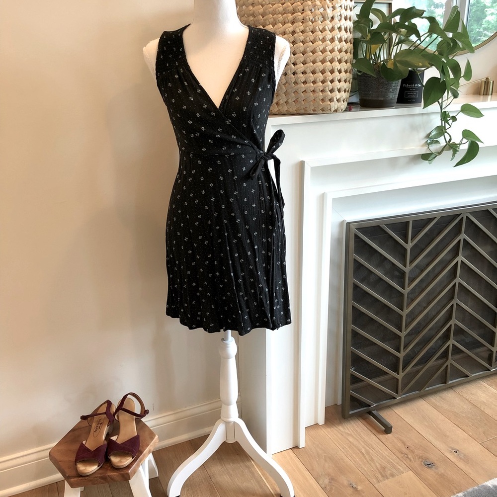 Universal Thread Black Sleeveless Wrap Dress with Small Grey Dots & Flowers - XS